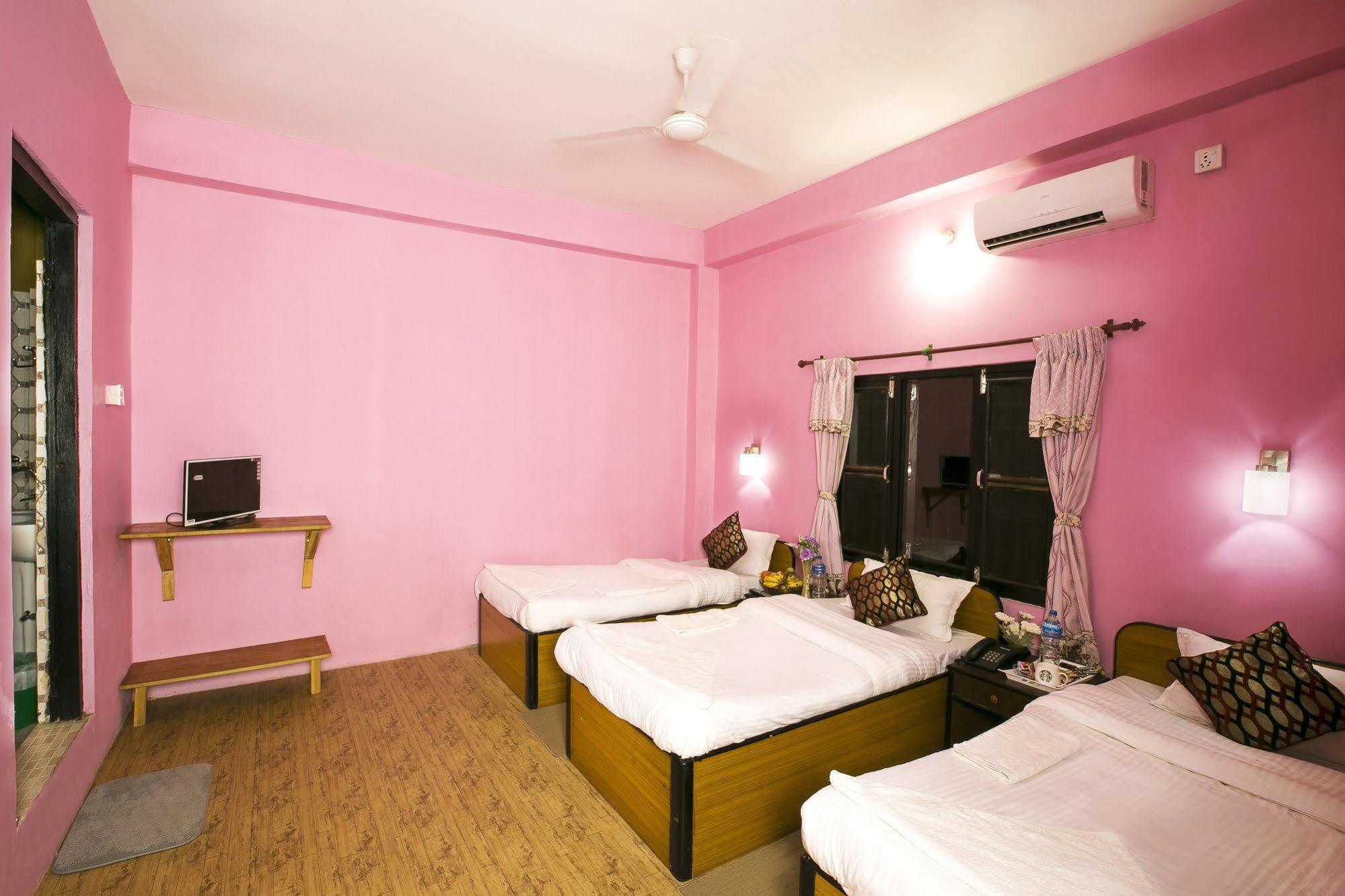 Sauraha Nana Hotel Εξωτερικό φωτογραφία